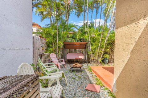 House in Miami, Florida 3 bedrooms, 169.18 sq.m. № 1864957 - photo 29