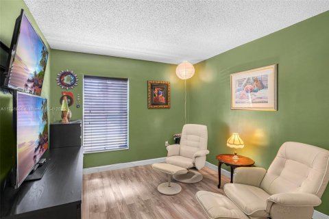 House in Miami, Florida 3 bedrooms, 169.18 sq.m. № 1864957 - photo 25