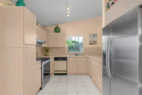 House in Miami, Florida 3 bedrooms, 169.18 sq.m. № 1864957 - photo 12