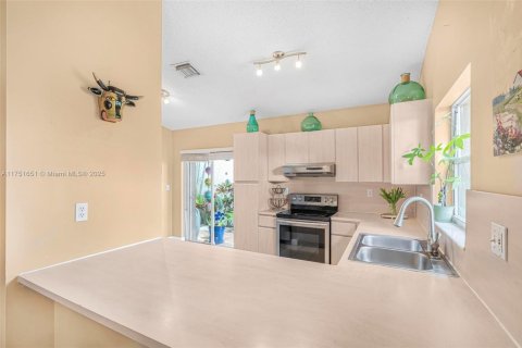 House in Miami, Florida 3 bedrooms, 169.18 sq.m. № 1864957 - photo 14