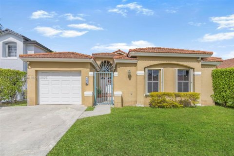House in Miami, Florida 3 bedrooms, 169.18 sq.m. № 1864957 - photo 1