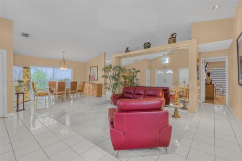 House in Miami, Florida 3 bedrooms, 169.18 sq.m. № 1864957 - photo 6
