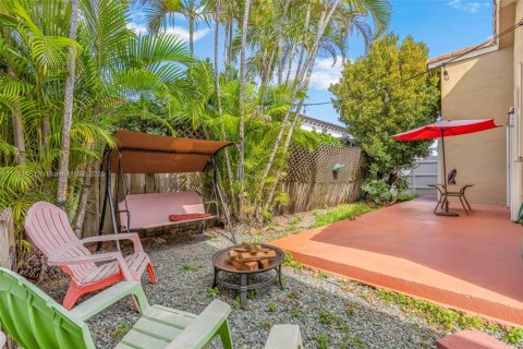 House in Miami, Florida 3 bedrooms, 169.18 sq.m. № 1864957 - photo 30