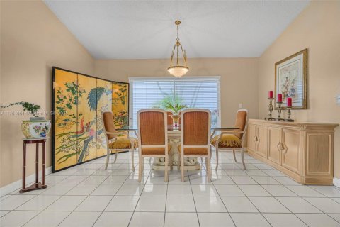 House in Miami, Florida 3 bedrooms, 169.18 sq.m. № 1864957 - photo 10