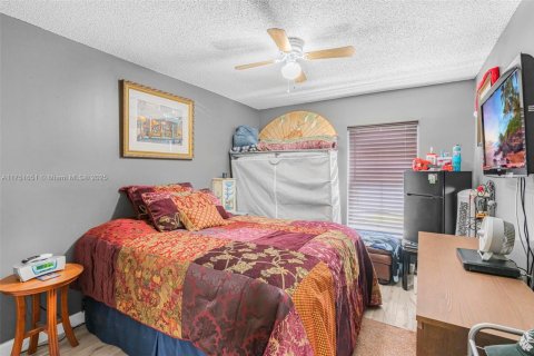 House in Miami, Florida 3 bedrooms, 169.18 sq.m. № 1864957 - photo 24