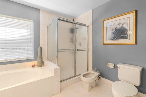 House in Miami, Florida 3 bedrooms, 169.18 sq.m. № 1864957 - photo 23