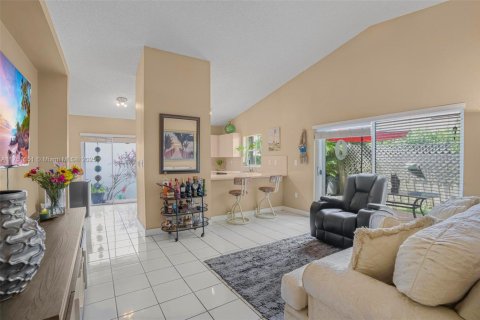 House in Miami, Florida 3 bedrooms, 169.18 sq.m. № 1864957 - photo 17