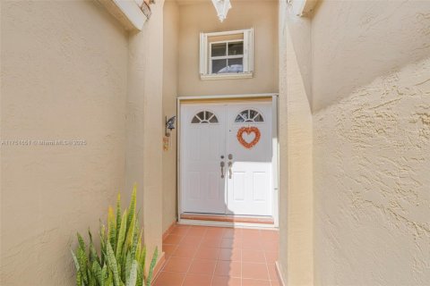 House in Miami, Florida 3 bedrooms, 169.18 sq.m. № 1864957 - photo 4