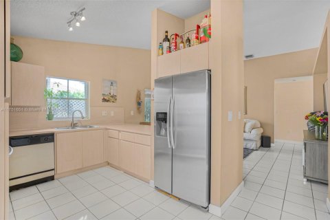 House in Miami, Florida 3 bedrooms, 169.18 sq.m. № 1864957 - photo 13
