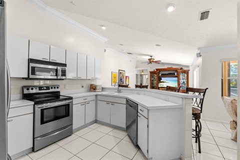 House in Wellington, Florida 4 bedrooms, 256.13 sq.m. № 2176969 - photo 13