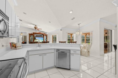 House in Wellington, Florida 4 bedrooms, 256.13 sq.m. № 2176969 - photo 15