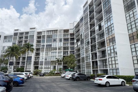 Copropriété à louer à Hallandale Beach, Floride: 2 chambres, 132.85 m2 № 1958491 - photo 4