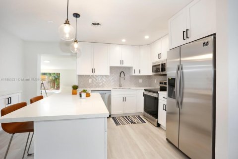 House in Fort Lauderdale, Florida 4 bedrooms, 169.83 sq.m. № 1938689 - photo 7