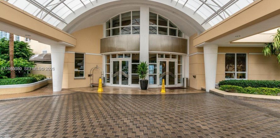 Кондоминиум с 3 спальнями в Майами, Флорида № 2046374