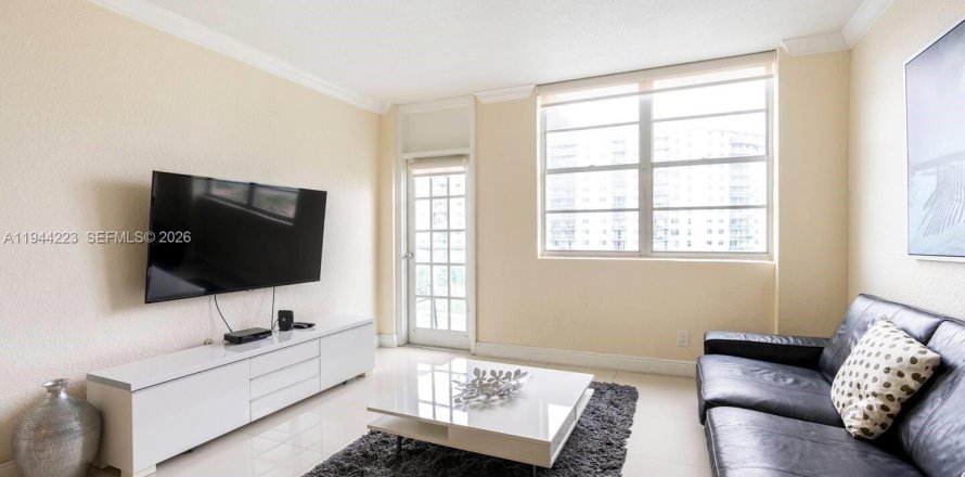 Condominio en Sunny Isles Beach, Florida, 3 dormitorios № 2000659