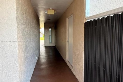 Apartamento en alquiler en Miami, Florida, 2 dormitorios, 97.55 m2 № 2085485 - foto 7