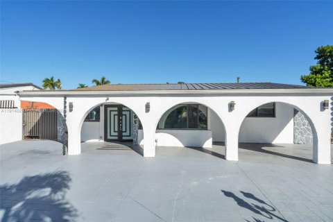 Купить виллу или дом в Майами, Флорида 4 спальни, 173.08м2, № 1971741 - фото 1