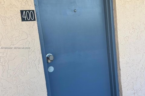 Condominio en venta en Lauderdale Lakes, Florida, 1 dormitorio, 77.57 m2 № 2027875 - foto 2