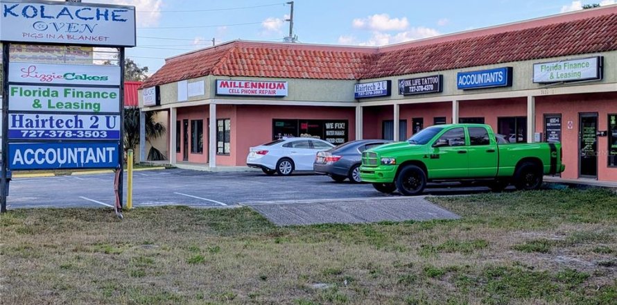Commercial property in Port Richey, Florida 489.32 sq.m. № 2218113
