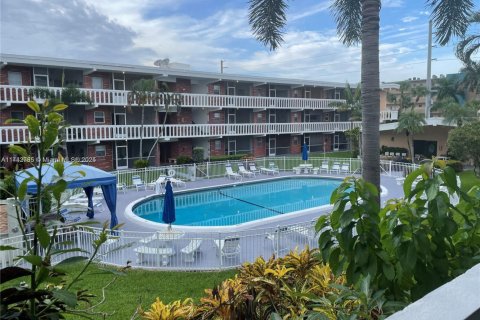Condo in Hallandale Beach, Florida, 1 bedroom  № 1735662 - photo 16