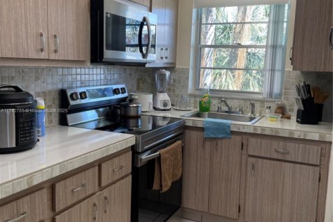 Condo in Hallandale Beach, Florida, 1 bedroom  № 1735662 - photo 2
