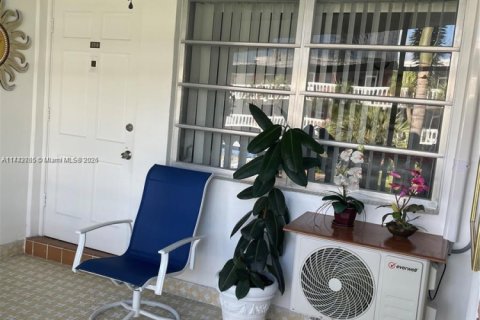 Condo in Hallandale Beach, Florida, 1 bedroom  № 1735662 - photo 15