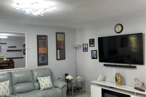 Condo in Hallandale Beach, Florida, 1 bedroom  № 1735662 - photo 7