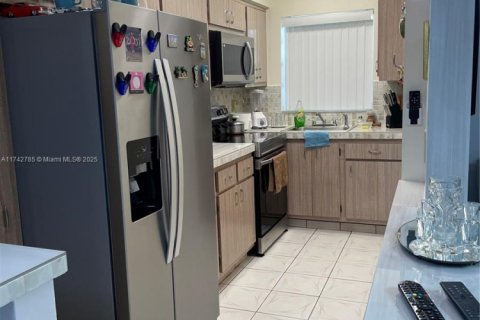 Condo in Hallandale Beach, Florida, 1 bedroom  № 1735662 - photo 1
