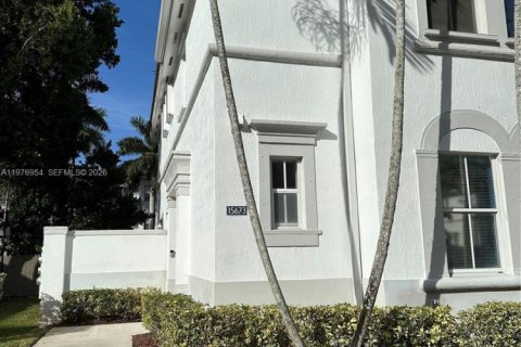 Townhouse in Miramar, Florida 4 bedrooms, 155.15 sq.m. № 2041026