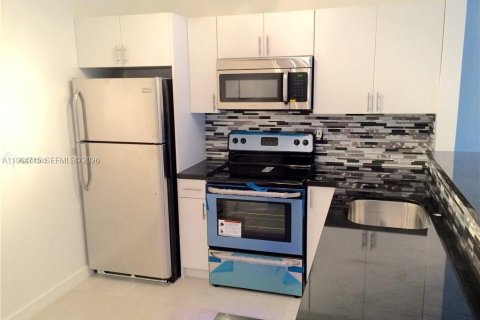 Condominio en alquiler en Miami, Florida, 1 dormitorio, 66.15 m2 № 2026061 - foto 2