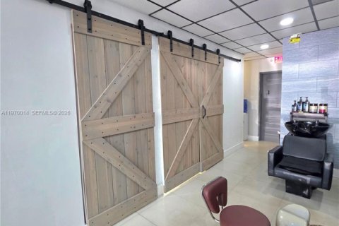 Propiedad comercial en venta en Miami, Florida № 2040773 - foto 8
