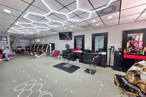 Propiedad comercial en venta en Miami, Florida № 2040773 - foto 2