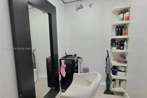 Propiedad comercial en venta en Miami, Florida № 2040773 - foto 9