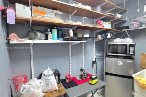 Propiedad comercial en venta en Miami, Florida № 2040773 - foto 12