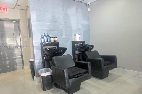 Propiedad comercial en venta en Miami, Florida № 2040773 - foto 6