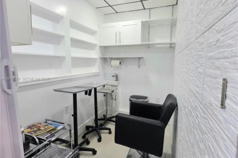Propiedad comercial en venta en Miami, Florida № 2040773 - foto 10