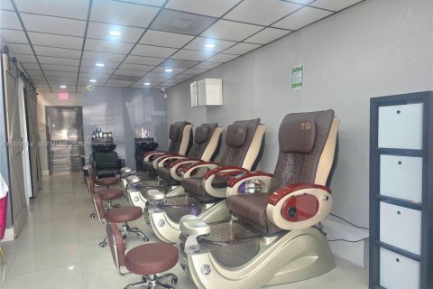 Propiedad comercial en venta en Miami, Florida № 2040773 - foto 5
