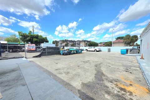Propiedad comercial en venta en Miami, Florida № 2040773 - foto 15