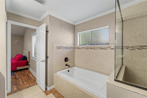 House in Tampa, Florida 4 bedrooms, 188.03 sq.m. № 2430324 - photo 15