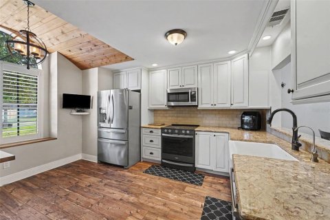 House in Tampa, Florida 4 bedrooms, 188.03 sq.m. № 2430324 - photo 2