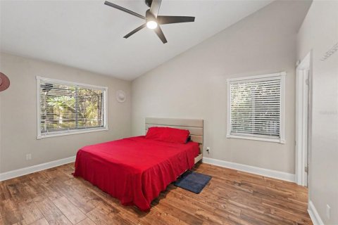 House in Tampa, Florida 4 bedrooms, 188.03 sq.m. № 2430324 - photo 13