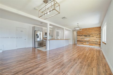 Villa ou maison à vendre à Miami, Floride: 4 chambres, 142.88 m2 № 2084242 - photo 2