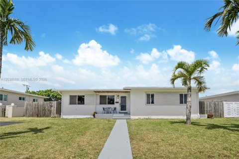 Villa ou maison à vendre à Miami, Floride: 4 chambres, 142.88 m2 № 2084242 - photo 1