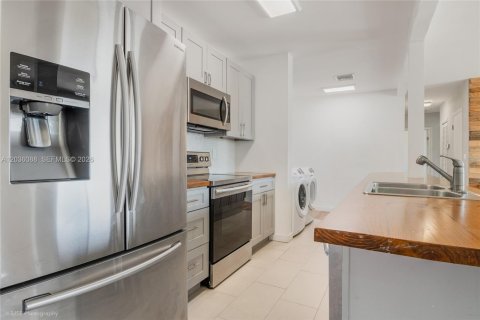 Villa ou maison à vendre à Miami, Floride: 4 chambres, 142.88 m2 № 2084242 - photo 4