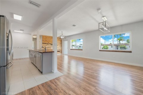 Villa ou maison à vendre à Miami, Floride: 4 chambres, 142.88 m2 № 2084242 - photo 3