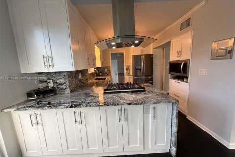 House in Pompano Beach, Florida 3 bedrooms, 137.77 sq.m. № 2027866 - photo 11