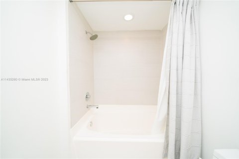 Condominio en alquiler en Miami, Florida, 2 dormitorios, 103.68 m2 № 1865007 - foto 29