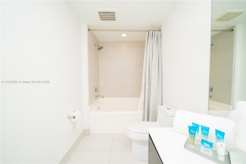 Condominio en alquiler en Miami, Florida, 2 dormitorios, 103.68 m2 № 1865007 - foto 30