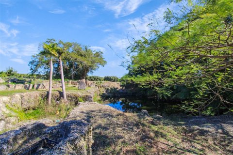 Casa en venta en Miami, Florida, 2 dormitorios, 676.33 m2 № 1968327 - foto 26