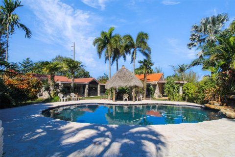 Casa en venta en Miami, Florida, 2 dormitorios, 676.33 m2 № 1968327 - foto 7